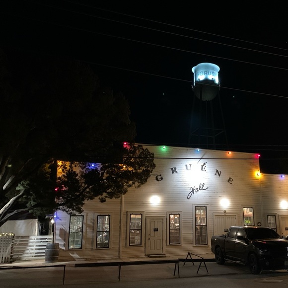 Meet your Posher, Kristin - Picture 2 of 4